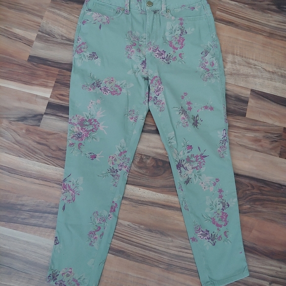 Seven 7 - Picture 2 of 7